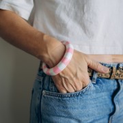 Bracelet jonc épais 64 mm en résine opaque - Blanc - Rose x1