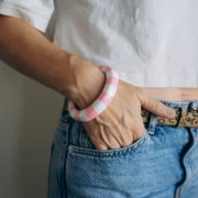 Bracelet jonc épais 64 mm en résine opaque - Blanc - Rose x1