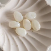 Perles plates irrégulières 18x13 mm en acrylique - Ivoire marbré x10