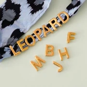 Poussoir lettre alphabet 15x10 mm - E - pour ruban 10 mm - Doré à l'or fin x1