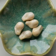 Perles irrégulières 21x15 mm en résine opaque - Marbré Beige - Marron x10