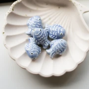 Perle poisson 27x20 mm en céramique - Bleu jean - Blanc x1