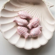Perle poisson 27x20 mm en céramique - Rose clair - Blanc x1