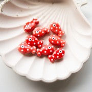 Perle poisson à pois 19x11.5 mm en céramique - Rouge - Blanc x1