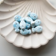 Perle poisson à pois 19x11.5 mm en céramique - Bleu ciel - Blanc x1