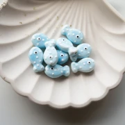 Perle poisson à pois 19x11.5 mm en céramique - Bleu ciel - Blanc x1