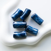 Perles tube incurvé 29x14 mm en acrylique opaque - Marbré Bleu foncé - Blanc x10