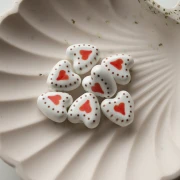 Perle coeur 14.5 mm en céramique - motif coeur - Blanc - Rouge x1