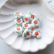 Perle coeur 15 mm en céramique - motif fleur - Blanc - Rouge x1