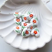 Perle coeur 15 mm en céramique - motif fleur - Blanc - Rouge x1