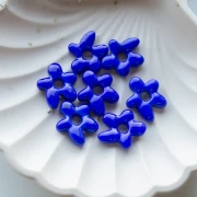Perle fleur irrégulière 18x17 mm en verre opaque - Bleu foncé x1