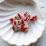 Perle Santiag - botte de cowboy 24x17 mm en verre - Motif coeur - Rouge - Vert