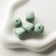 Perles cubes irréguliers 16x17 mm - second choix - Acrylique opaque Vert sauge x10