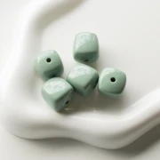 Perles cubes irréguliers 16x17 mm - second choix - Acrylique opaque Vert sauge x10