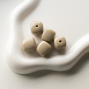 Perles cubes irréguliers 16x17 mm - second choix - Acrylique opaque - Grège x10