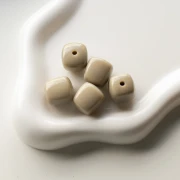 Perles cubes irréguliers 16x17 mm - second choix - Acrylique opaque - Grège x10