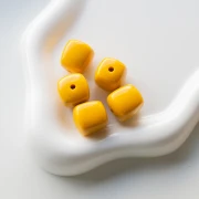 Perles cubes irréguliers 16x17 mm - second choix - Acrylique opaque - Moutarde x10