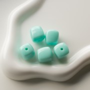 Perles cubes irréguliers 16x17 mm - second choix - Acrylique opaque Bleu givré x10