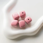 Perles cubes irréguliers 16x17 mm - second choix - Acrylique opaque Vieux rose x10