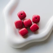 Perles cubes irréguliers 16x17 mm - second choix - Acrylique opaque Framboise x10