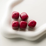 Perles cubes irréguliers 16x17 mm - second choix - Acrylique opaque Bordeaux x10