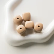 Perles cubes irréguliers 16x17 mm - second choix - Acrylique opaque - Taupe x10