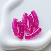Perles tube incurvé 32x8 mm acrylique transparente - Fuchsia Pailleté Argenté x6