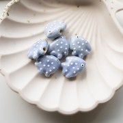 Perle poisson à pois 20x16 mm en céramique - Bleu glacier - Blanc x1