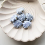 Perle poisson à pois 20x16 mm en céramique - Bleu glacier - Blanc x1