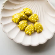 Perle poisson à pois 20x16 mm en céramique - Jaune - Blanc x1