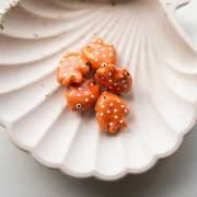 Perle poisson à pois 20x16 mm en céramique - Orange - Blanc x1