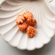 Perle poisson à pois 20x16 mm en céramique - Orange - Blanc x1