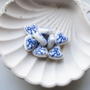 Perle coeur 15x14.5 mm en céramique - motif noeud - Blanc - Bleu x1