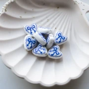 Perle coeur 15x14.5 mm en céramique - motif noeud - Blanc - Bleu x1