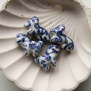 Perle cheval 22x28 mm en céramique - Blanc - Bleu x1