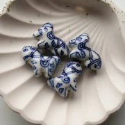 Perle cheval 22x28 mm en céramique - Blanc - Bleu x1