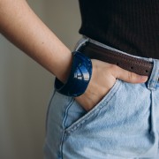 Bracelet jonc irrégulier épais en acrylique opaque 62 mm - Marbré Bleu nuit x1