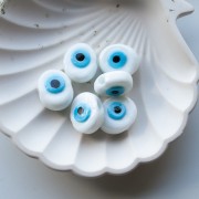 Perle ovale irrégulière 21x17 mm en verre - motif oeil - Blanc - Bleu ciel x1