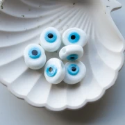 Perle ovale irrégulière 21x17 mm en verre - motif oeil - Blanc - Bleu ciel x1