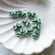 Perles en verre papillon 14x10 mm en verre - Vert sauge - Noir x1