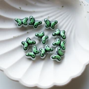 Perles en verre papillon 14x10 mm en verre - Vert sauge - Noir x1