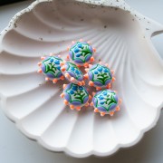 Perle ronde aplatie 20 mm en verre - motif fleur - Violet - Orange fluo - Bleu x1