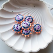 Perle ronde aplatie 20 mm en verre - motif lune - Bleu nuit - Orange fluo - Violet