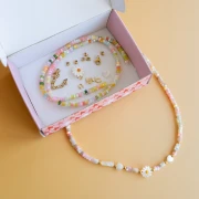 Mes bijoux DIY - Kit collier avec perles heishi et fleurs en nacre