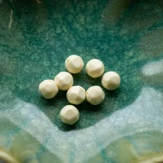 Perles rondes irrégulières facettées 8 mm résine opaque - Ecru x8