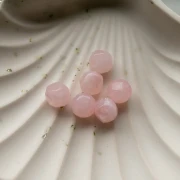 Perles rondes irrégulières facettées 10 mm résine translucide Rose clair marbré x6