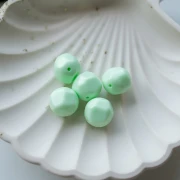 Perles rondes irrégulières facettées 14 mm en résine opaque - Vert pastel x1