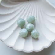 Perle ronde irrégulière facettée 14 mm résine translucide - Vert sauge marbré