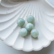Perle ronde irrégulière facettée 14 mm résine translucide - Vert sauge marbré