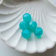 Perle ronde irrégulière facettée 14 mm résine translucide - Bleu caraïbe x1